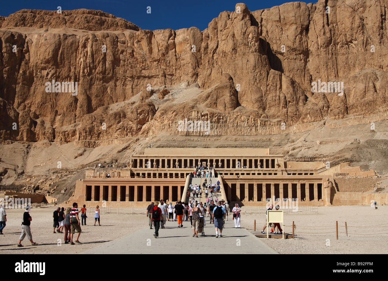Les touristes visitant temple funéraire de la reine Hatshepsout, 'Drie el-Bahri", "West Bank", Luxor, Egypte Banque D'Images