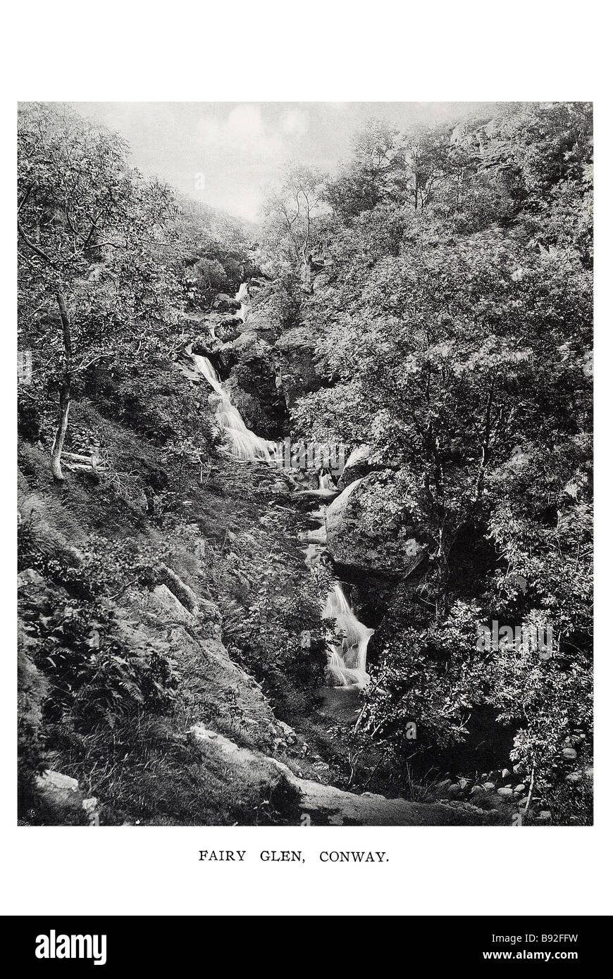 Fairy Glen Conwy (anciennement Conway en anglais) est une ville de l'arrondissement du comté de Conwy sur la côte nord du Pays de Galles, qui fait face à Deganwy Banque D'Images