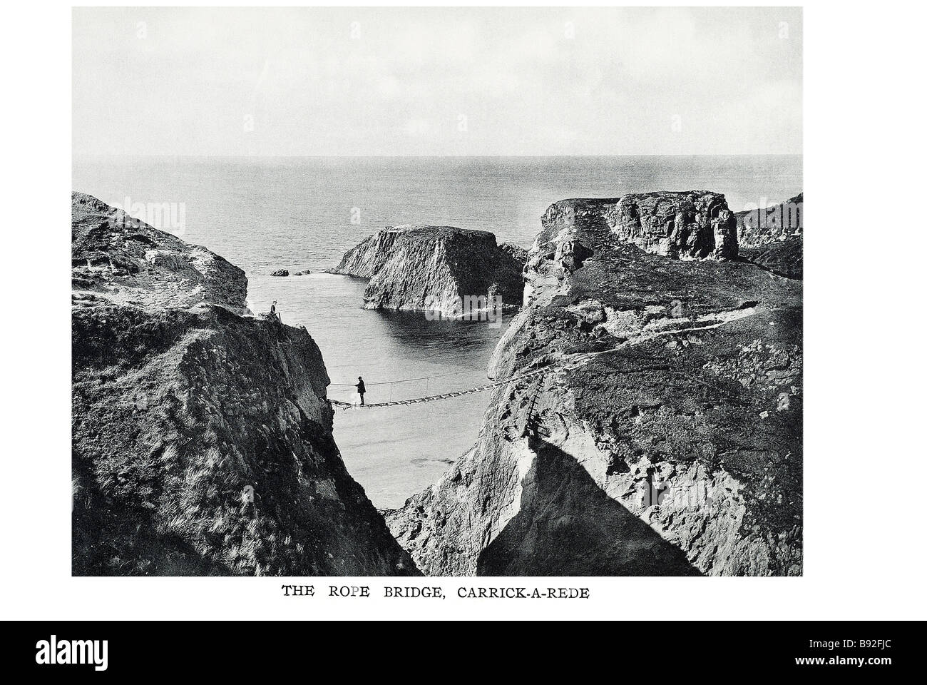 Le pont de corde de Carrick-a-rede Rope Bridge est un pont suspendu près de la corde, Ballintoy, comté d'Antrim, en Irlande du Nord. La BRI Banque D'Images