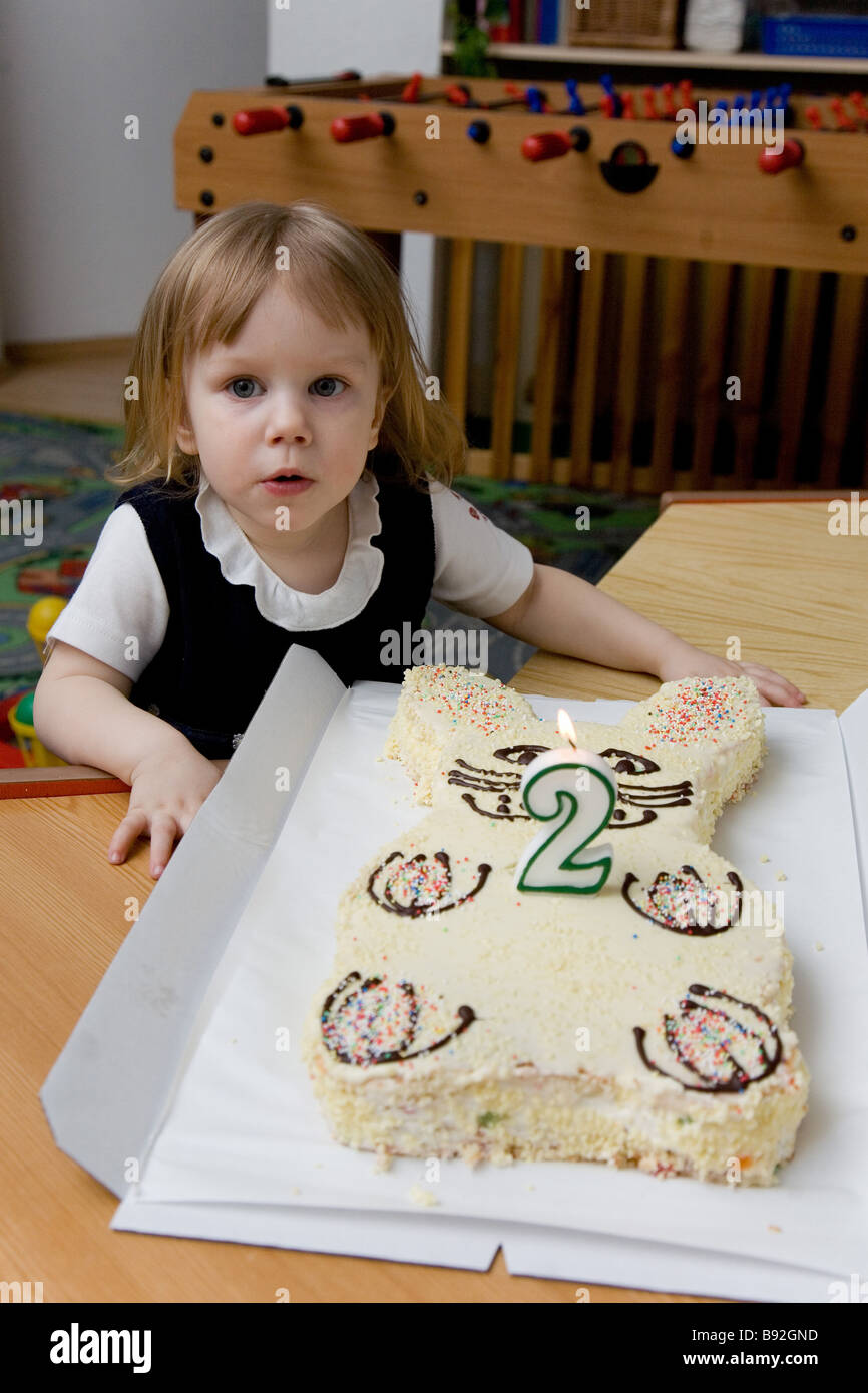 Fillette de deux ans avec le gâteau d'anniversaire Banque D'Images