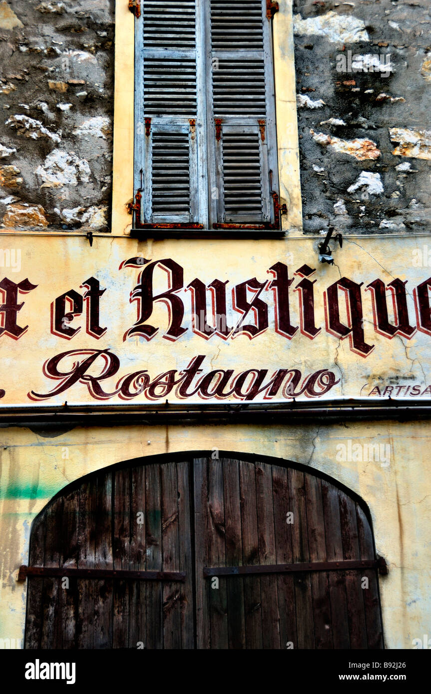 Nice France, vieux détail architectural français, Vieux Storefront peint mur Vintage signe porte en bois, façade abandonné bâtiment, Vintage Banque D'Images