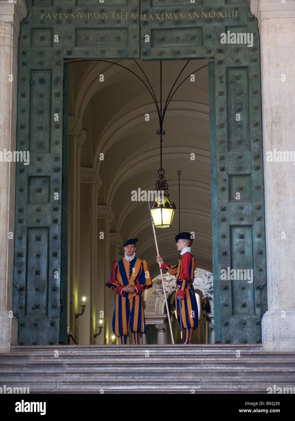 Les gardes suisses du Vatican Vatican à Rome Italie Etat de la Cité du Vatican Site du patrimoine mondial Banque D'Images