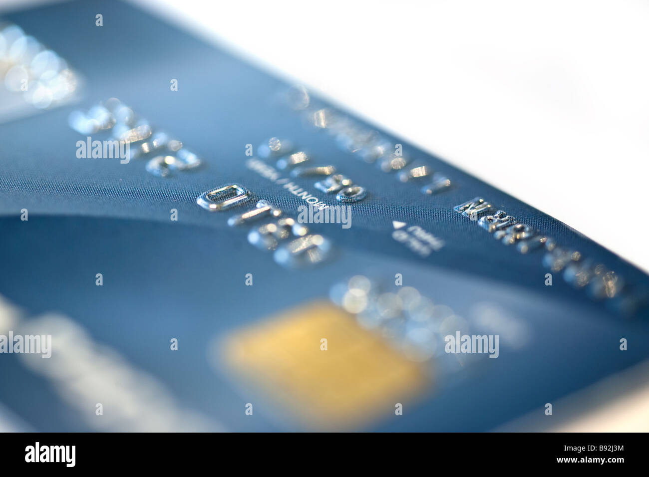 Gros plan d'une carte de crédit à faible profondeur de foyer bleu Banque D'Images