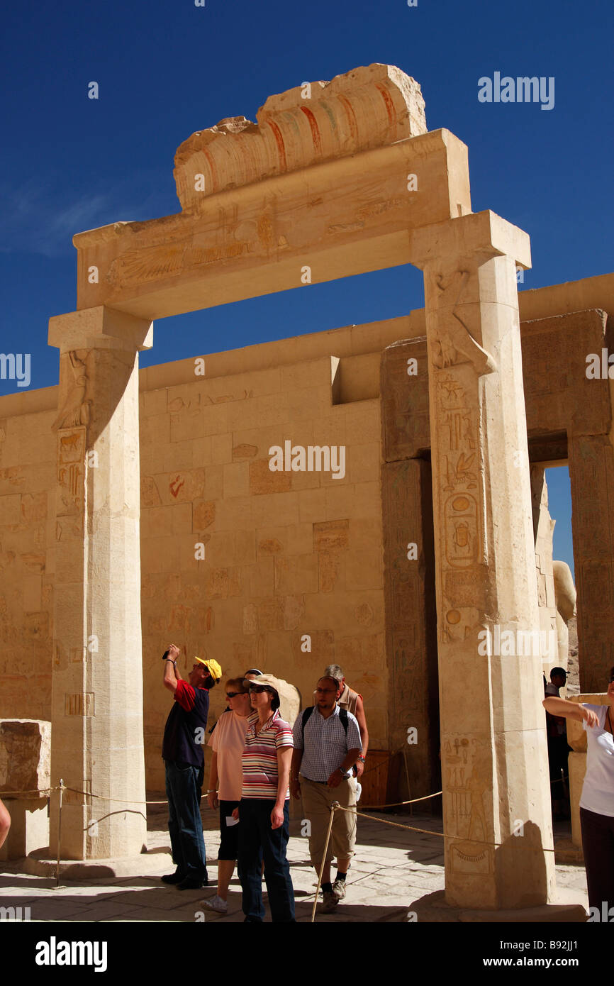 De grandes colonnes en pierre, temple funéraire de la reine Hatshepsout, 'Drie el-Bahri", "West Bank", Luxor, Egypte Banque D'Images