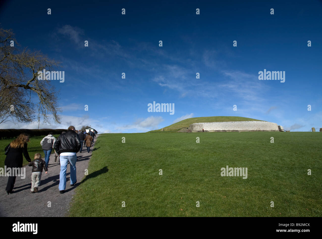 Les touristes à marcher vers Newgrange comté de Meath Irlande grave passage Banque D'Images