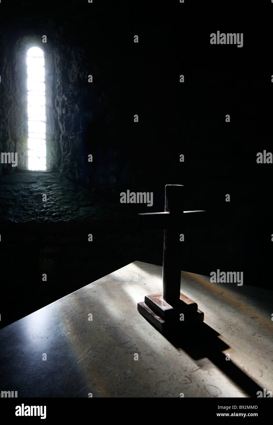 Une simple croix de bois sur Modifier dans une chapelle Banque D'Images