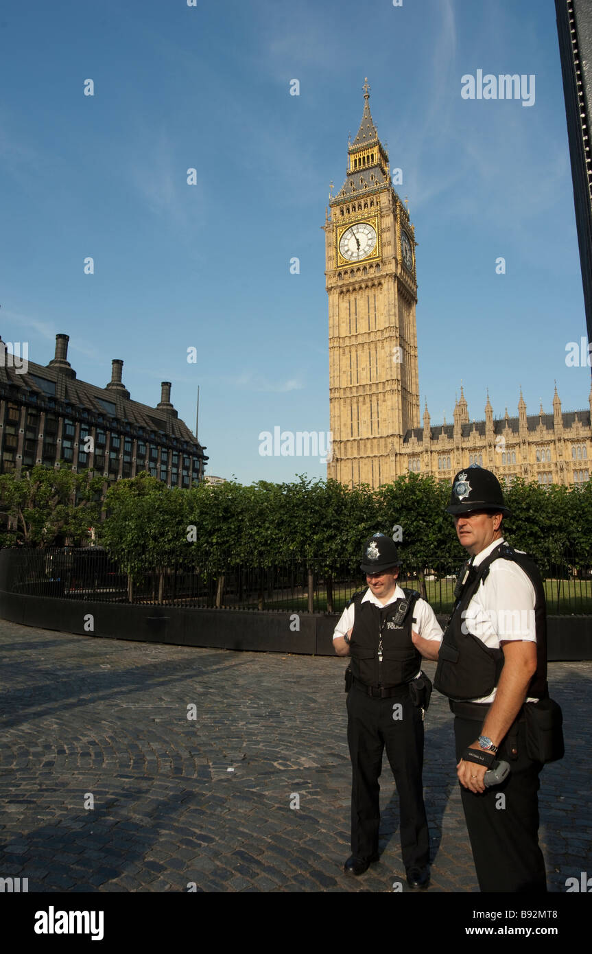 Les policiers qui gardaient la chambres du Parlement Londres Banque D'Images