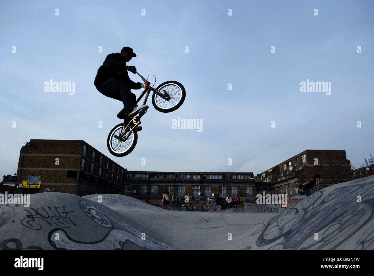 Man jumping avec vélo à Brixton jeux pour enfants Banque D'Images