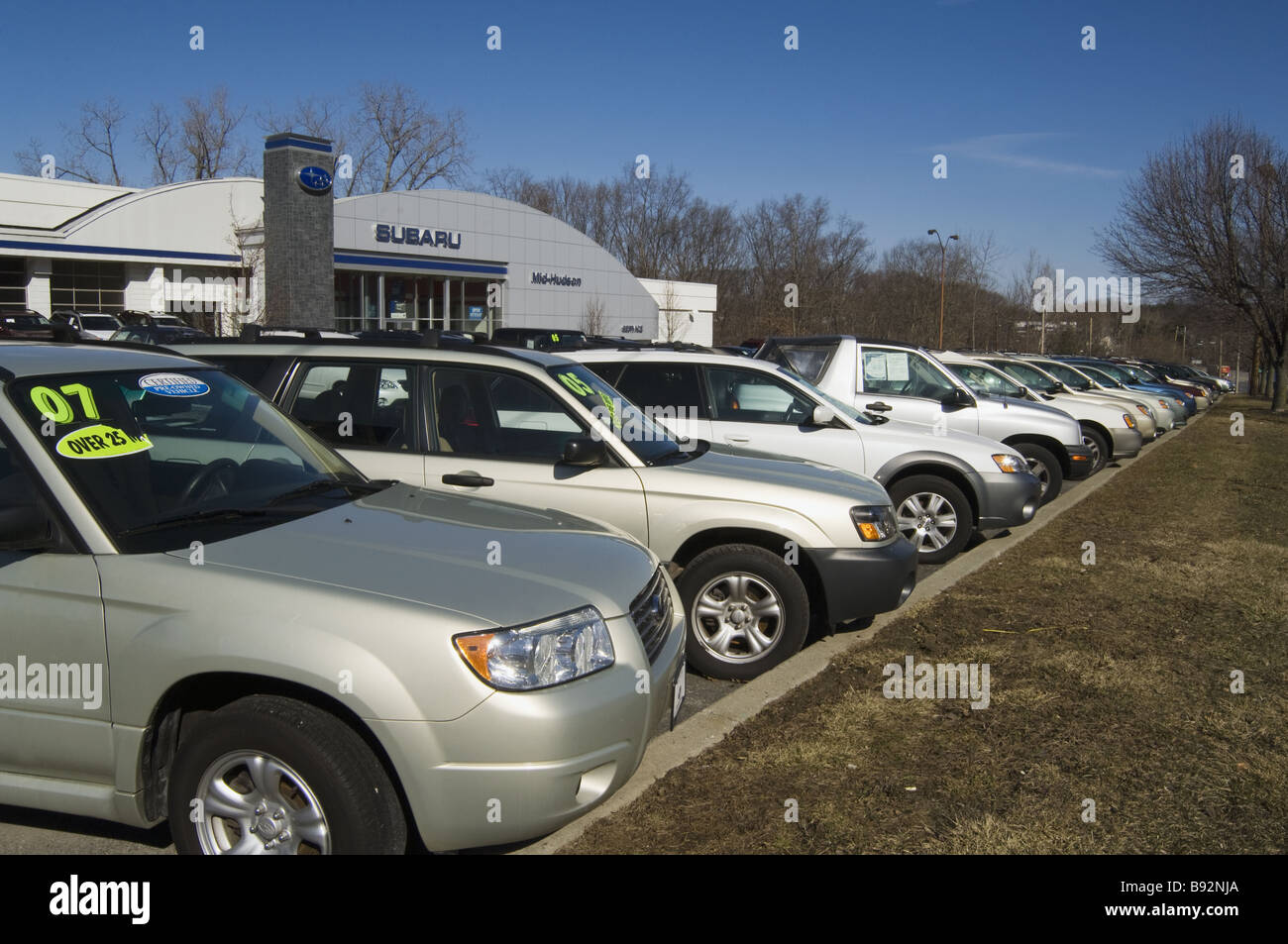 Voitures invendues dans Nissan lot pendant la récession de 2009, Poughkeepsie, New York Banque D'Images