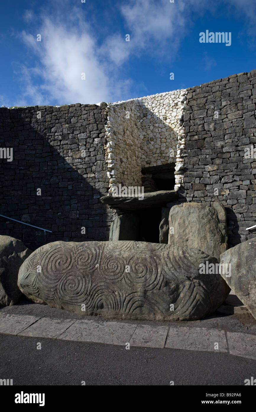 L'entrée de Newgrange, montrant l'entrée curbstone 1 K1 et roofbox sur le solstice d'hiver le soleil du matin brille à travers Banque D'Images