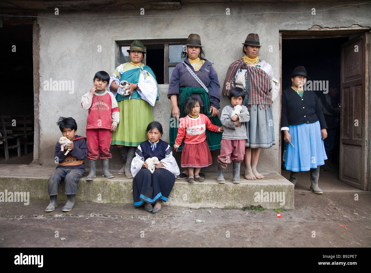 Famille Quichua autochtones, région du Lac San Pablo, Province d'Otavalo, Équateur Banque D'Images