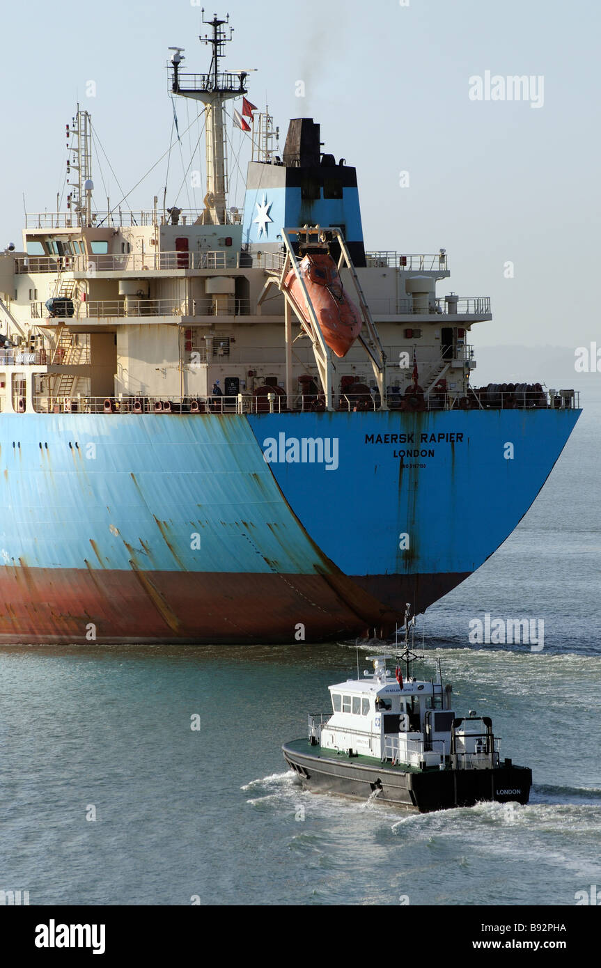 Le Maersk Rapière un produit navire-citerne faisant son chemin dans le Solent le sud de l'Angleterre un bateau-pilote de l'Amirauté Esprit Solent SD Banque D'Images