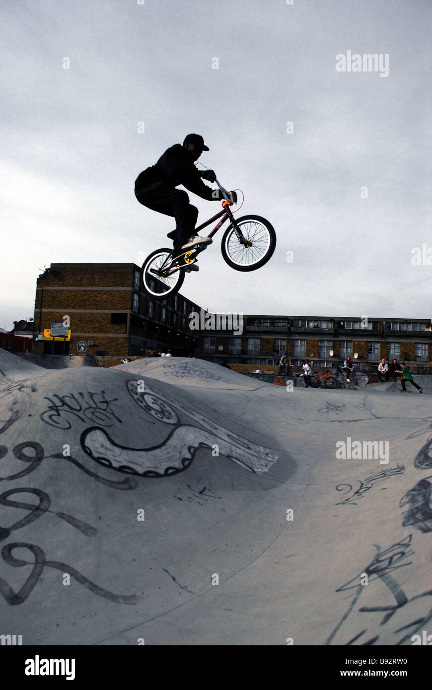 Cycliste à Brixton jeux pour enfants Banque D'Images