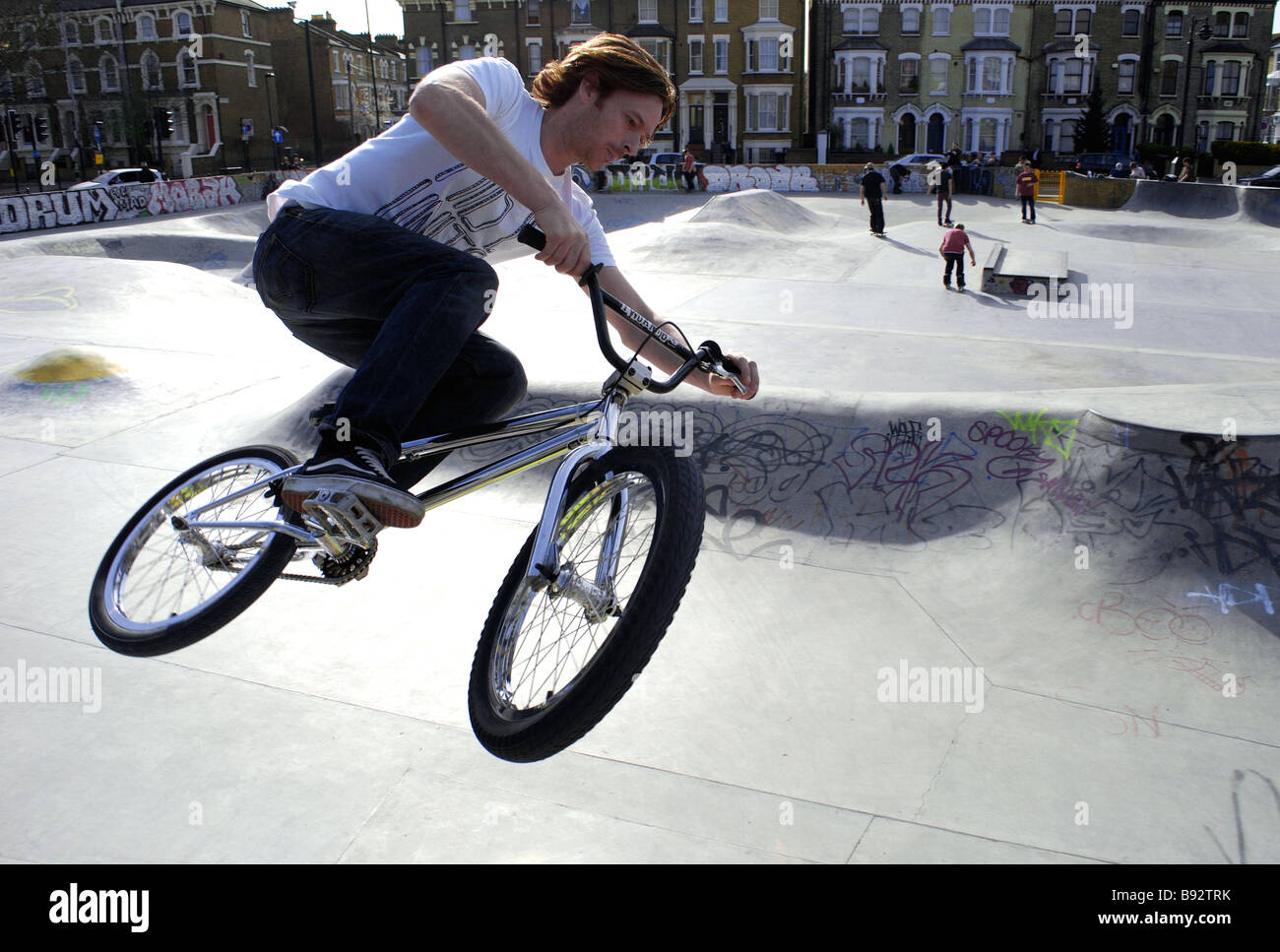 L'homme à l'air avec vélo à Brixton jeux pour enfants Banque D'Images