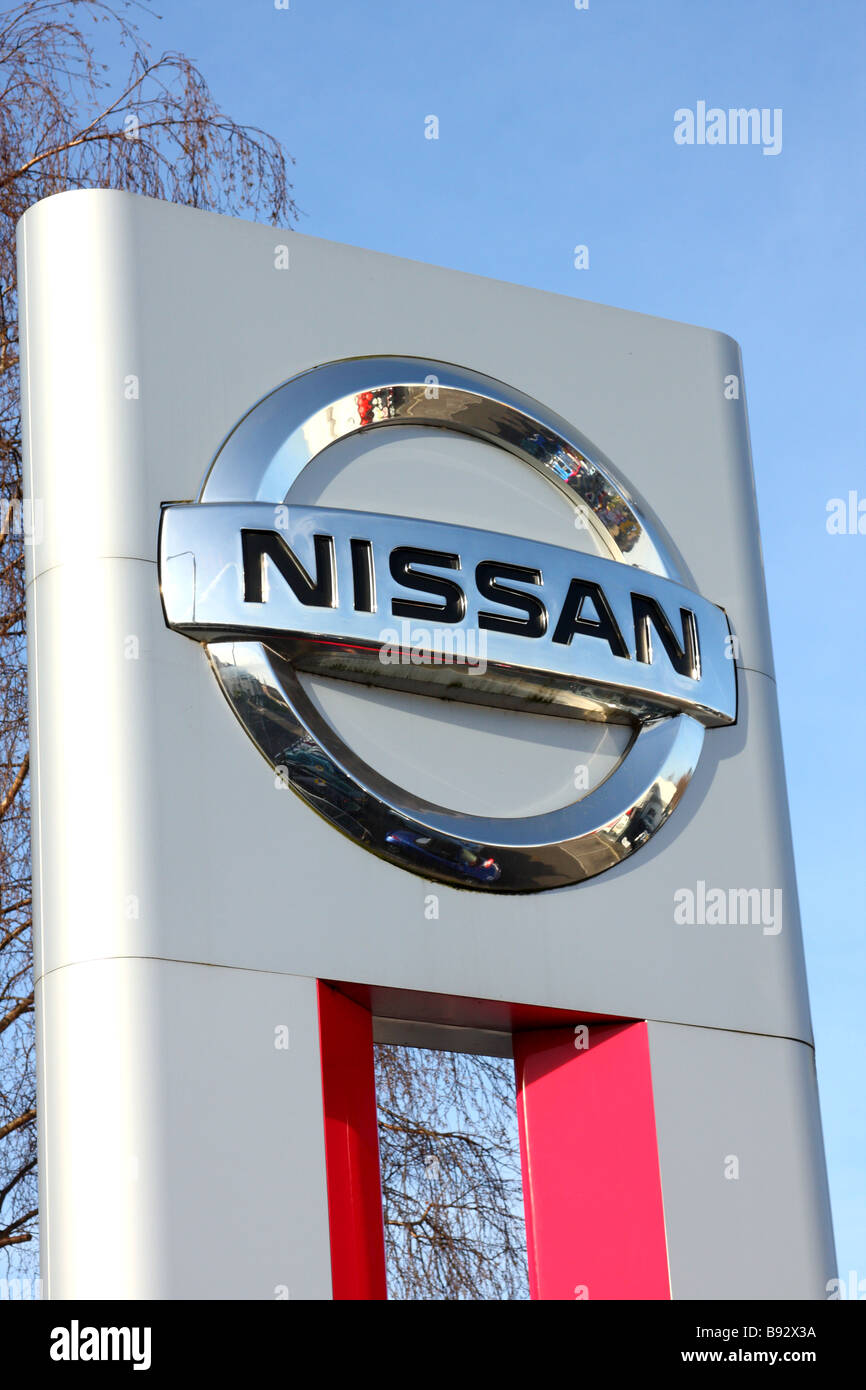 Un concessionnaire Nissan dans une ville du Royaume-Uni. Banque D'Images Un concessionnaire Nissan dans une ville du Royaume-Uni. Banque D'Images