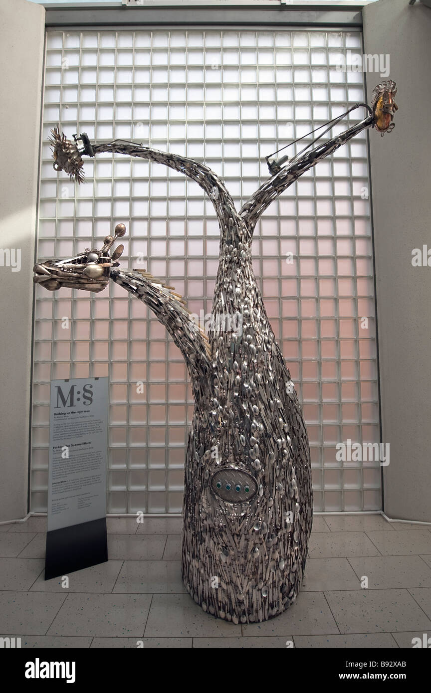 Une sculpture métallique appelé 'Barking up le bon arbre' exposées dans Sheffield Galerie du millénaire'. Utilisez uniquement éditoriale Banque D'Images