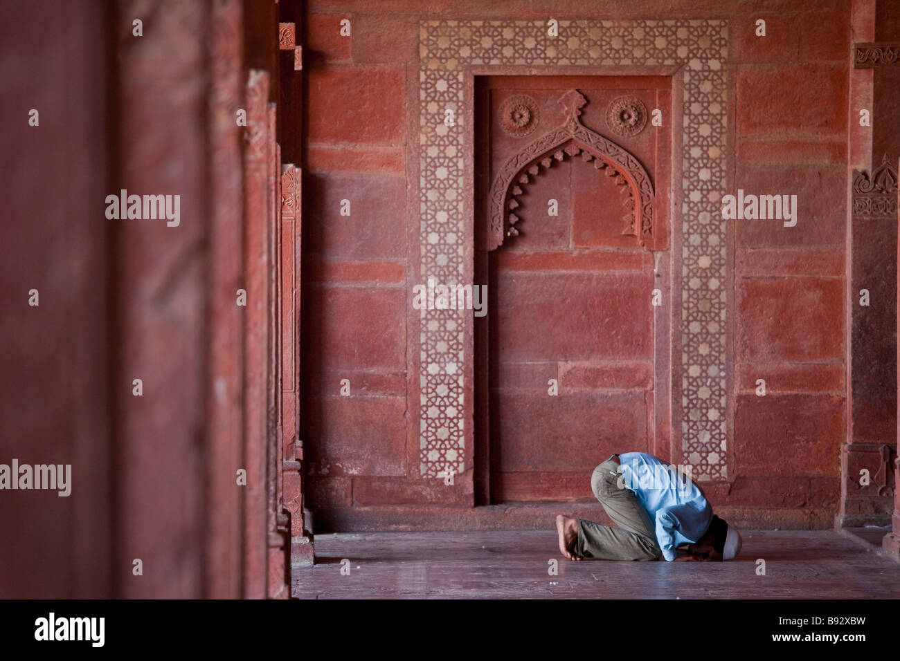 Musulman priant à l'intérieur de la mosquée de vendredi à Fatehpur Sikri Inde Banque D'Images