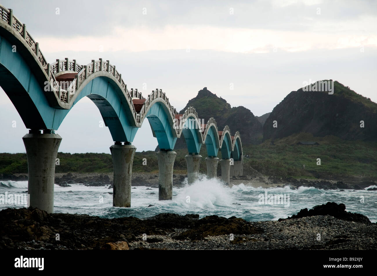 Une longue exposition de pont SanSianTai - Eight-Arch dans le comté de Taipingjiao Fourth, Taïwan, avec de l'eau trouble de la mer soyeuse Banque D'Images