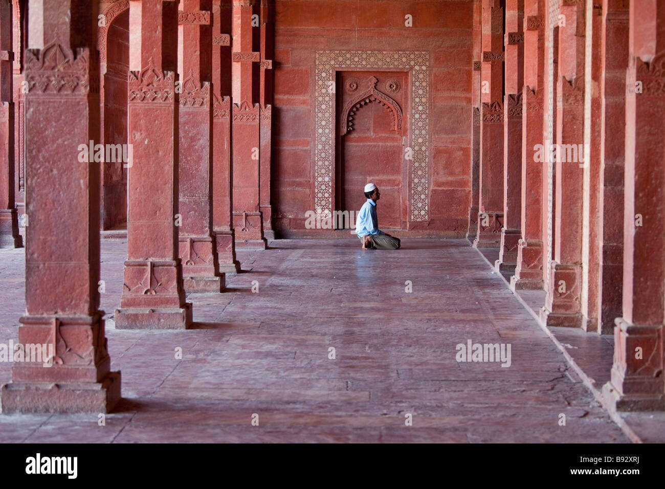 Musulman priant à l'intérieur de la mosquée de vendredi à Fatehpur Sikri Inde Banque D'Images
