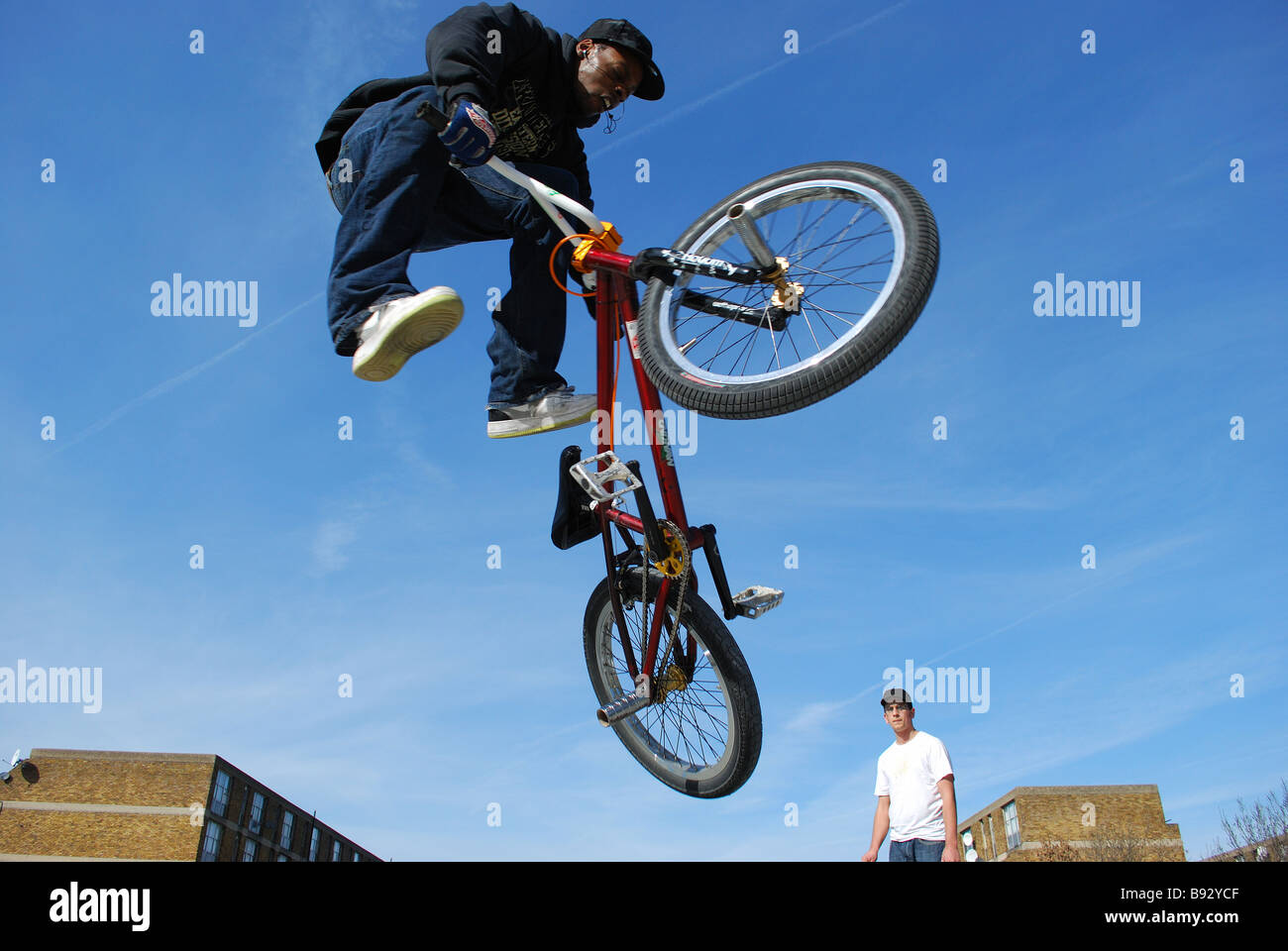 Jeune homme sautant avec vélo à Brixton jeux pour enfants Banque D'Images