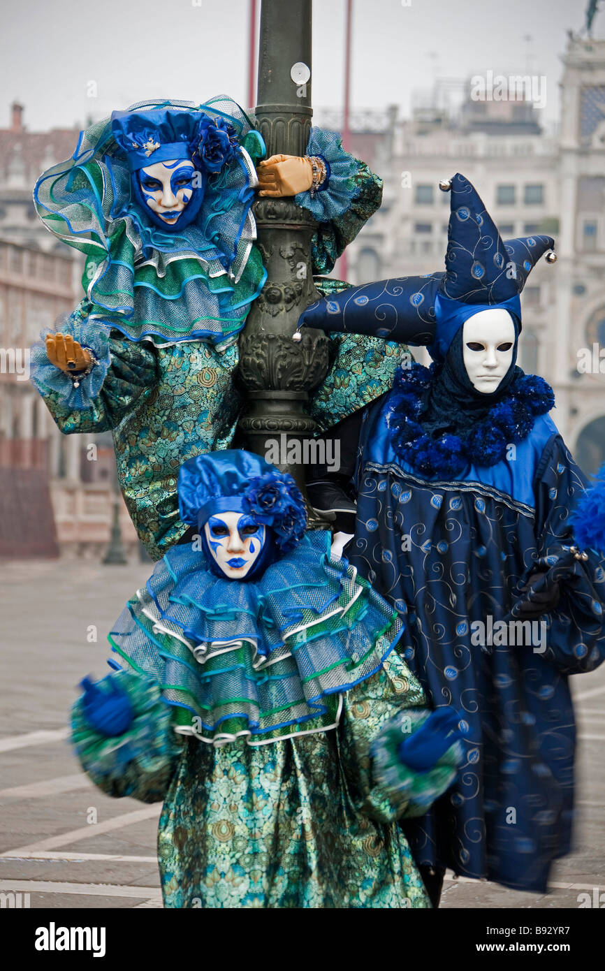 Carnaval de Venise. 3 fille femme bleu vert Costume chapeau et masque sur  lampost. Venise Vénétie Italie Europe 91713 verticale-Venise Photo Stock -  Alamy