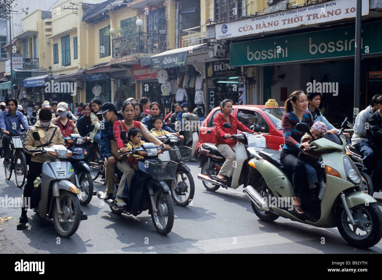 Les motos dans les rues de Hanoi, Vietnam Banque D'Images