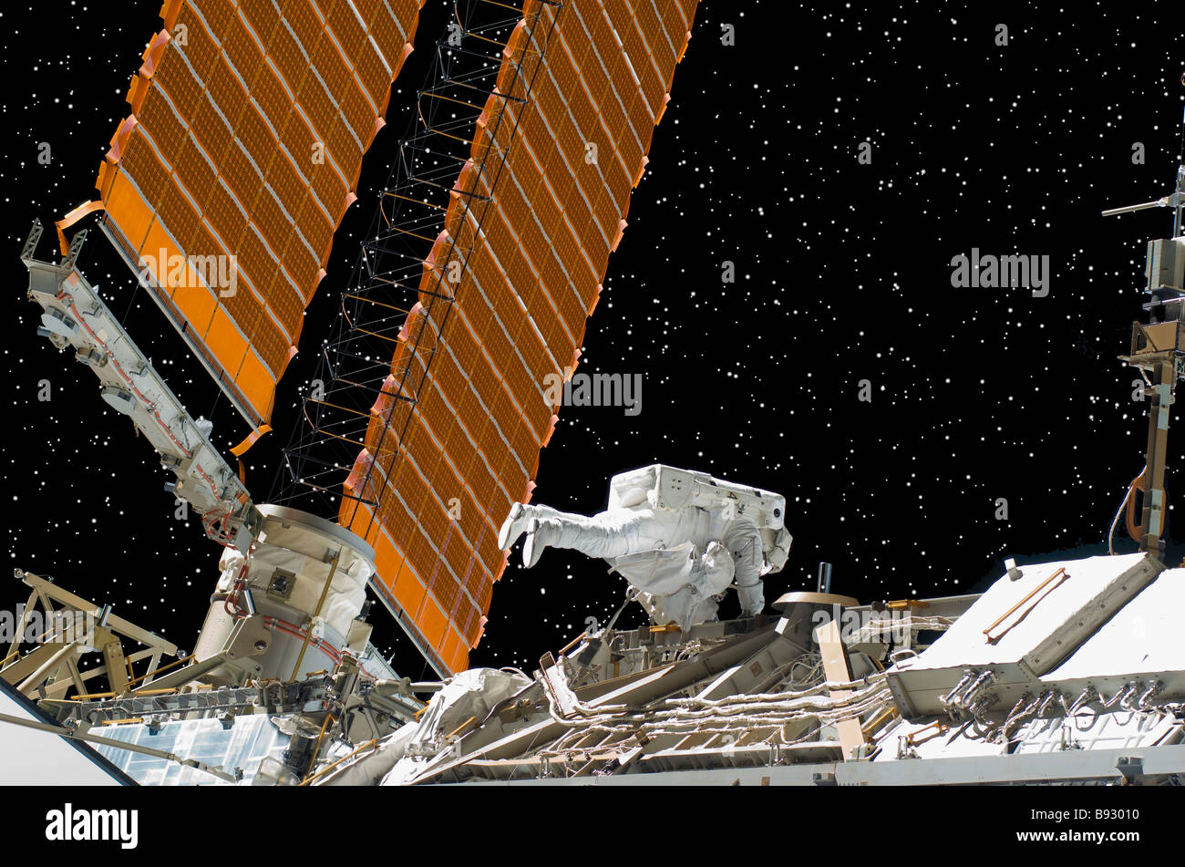 L'astronaute de la NASA travaillant sur des panneaux solaires pour la Station spatiale internationale Banque D'Images