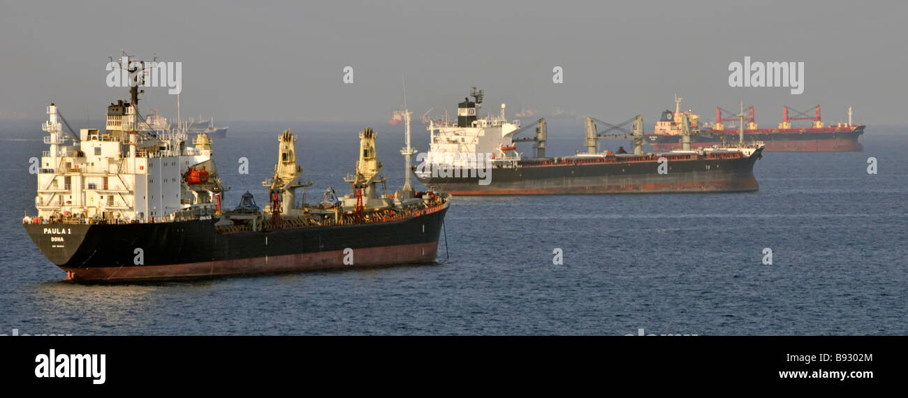 Voyage dans la brume de chaleur y compris les vraquiers et les pétroliers en mer mouillage au large des côtes de Californie Golfe d'Oman, près de Détroit d'Ormuz au Moyen-Orient Banque D'Images