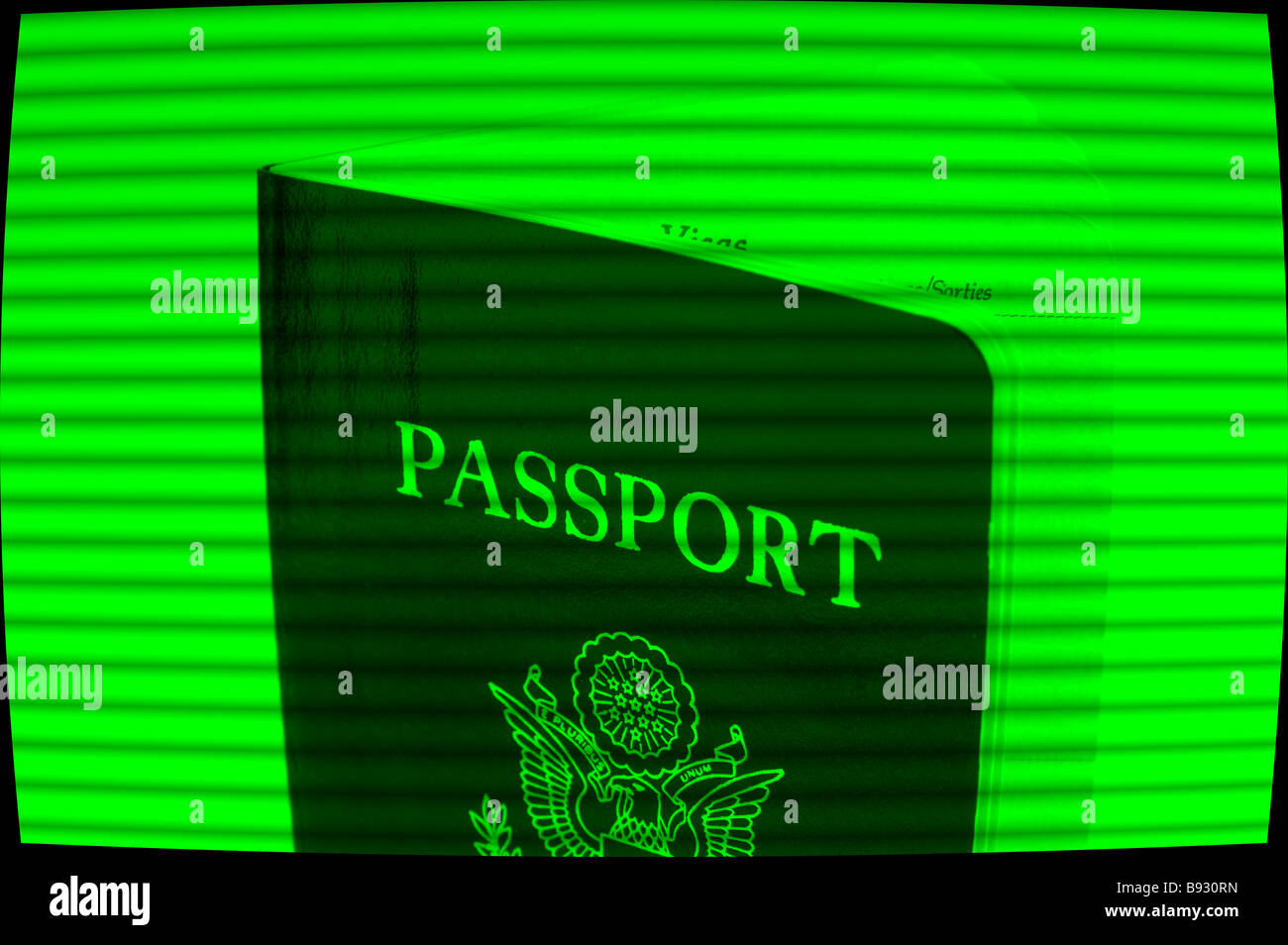 Passeport des États-Unis figurant sur moniteur de sécurité en circuit fermé Banque D'Images