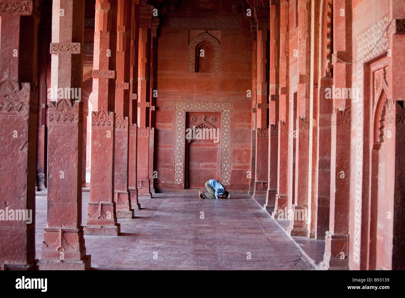 Musulman priant à l'intérieur de la mosquée de vendredi à Fatehpur Sikri Inde Banque D'Images