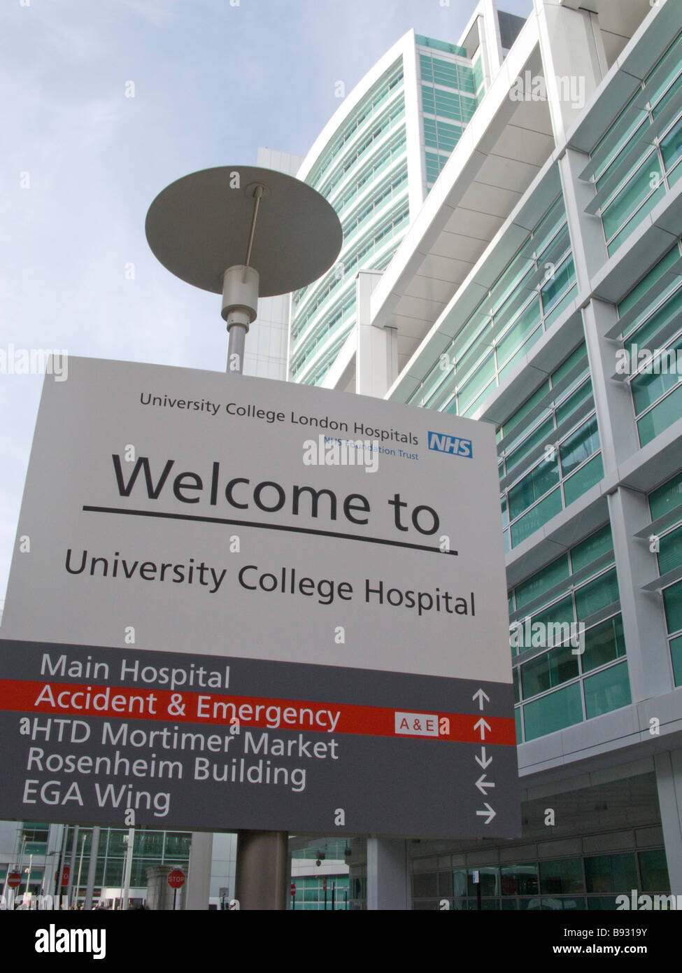 UK.Affichage à l'extérieur de l'hôpital de Londres,entrée UCH.Photo par Julio Etchart Banque D'Images