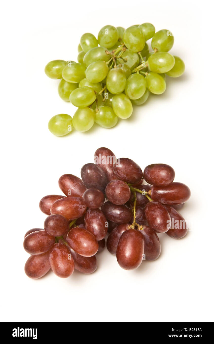 Grappes de raisin blanc et rouge isolé sur fond blanc un studio. Banque D'Images Grappes de raisin blanc et rouge isolé sur fond blanc un studio. Banque D'Images