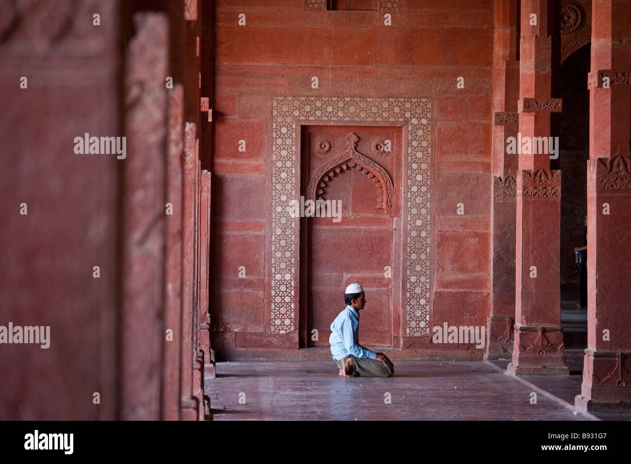 Musulman priant à l'intérieur de la mosquée de vendredi à Fatehpur Sikri Inde Banque D'Images