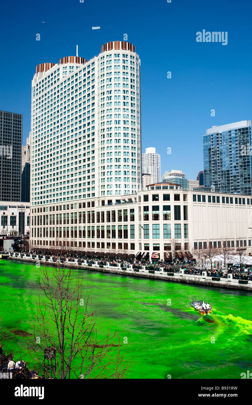 La rivière Chicago en vert pour St Patrick's Day 2009, Chicago, Illinois, United States Banque D'Images