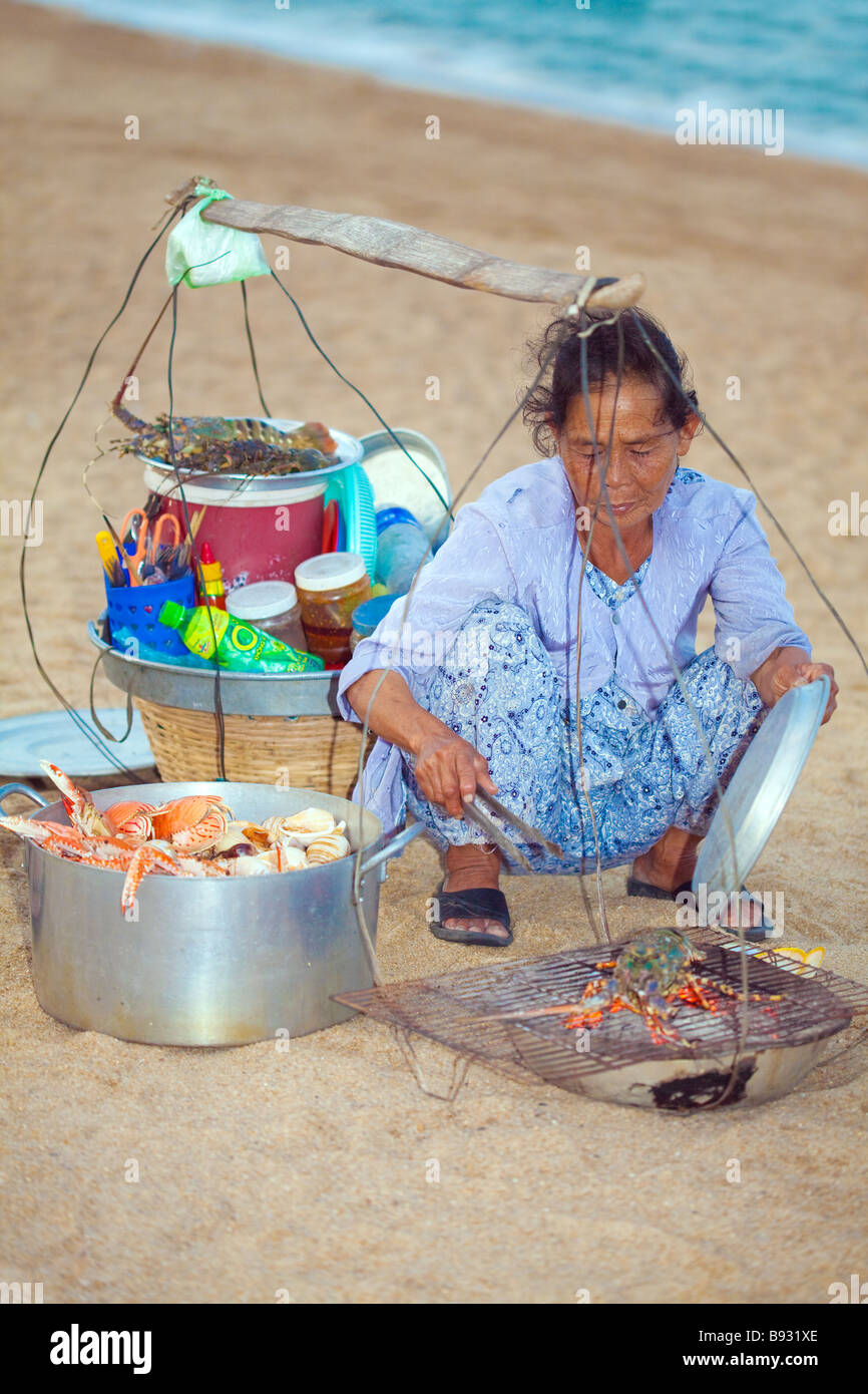 Femme de vietnamiens vendent des fruits de mer grillés sur la plage Banque D'Images