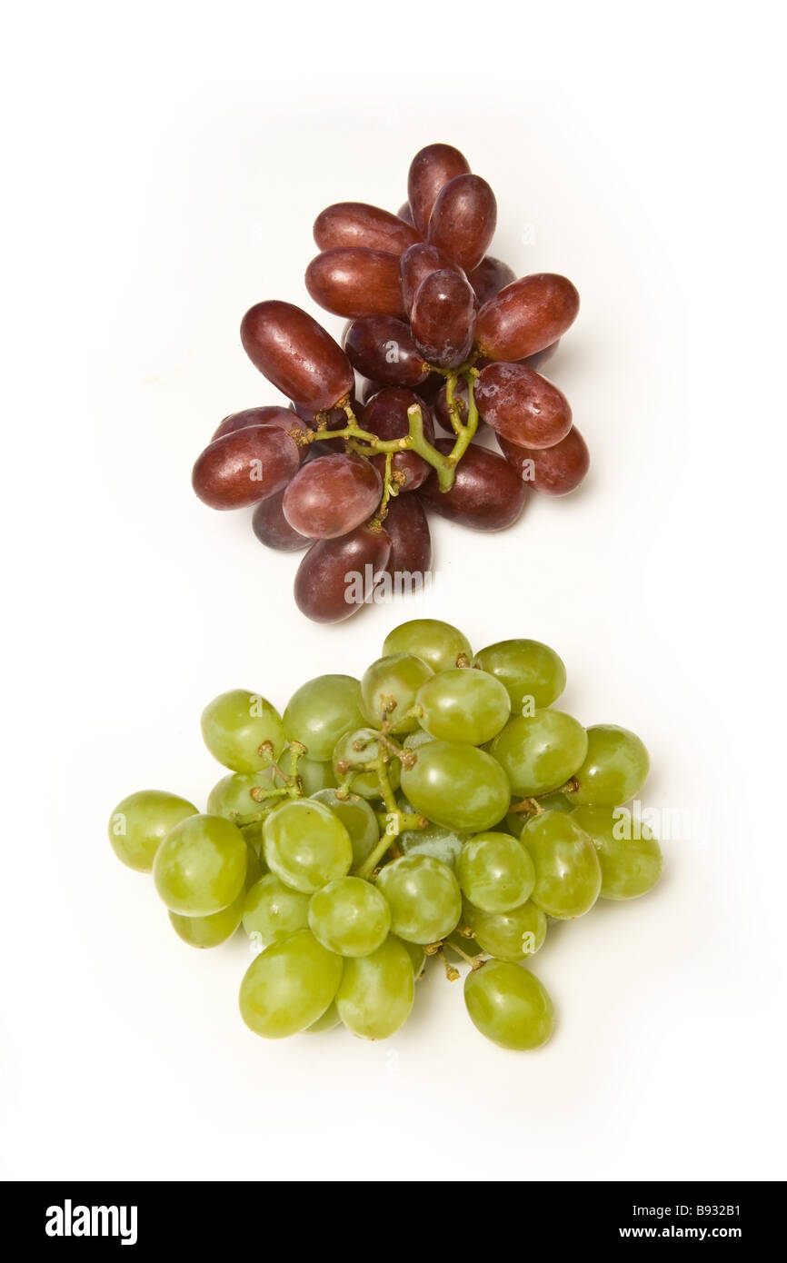 Grappes de raisin blanc et rouge isolé sur fond blanc un studio. Banque D'Images Grappes de raisin blanc et rouge isolé sur fond blanc un studio. Banque D'Images