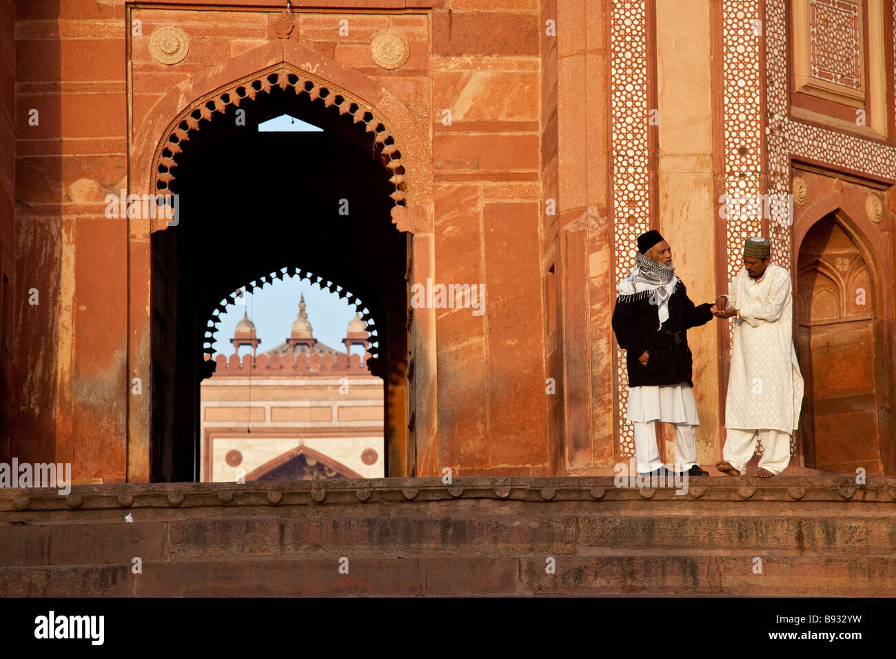 Les hommes musulmans en face de la mosquée de vendredi ou Jama Masjid dans Fatehpur Sikri Inde Banque D'Images