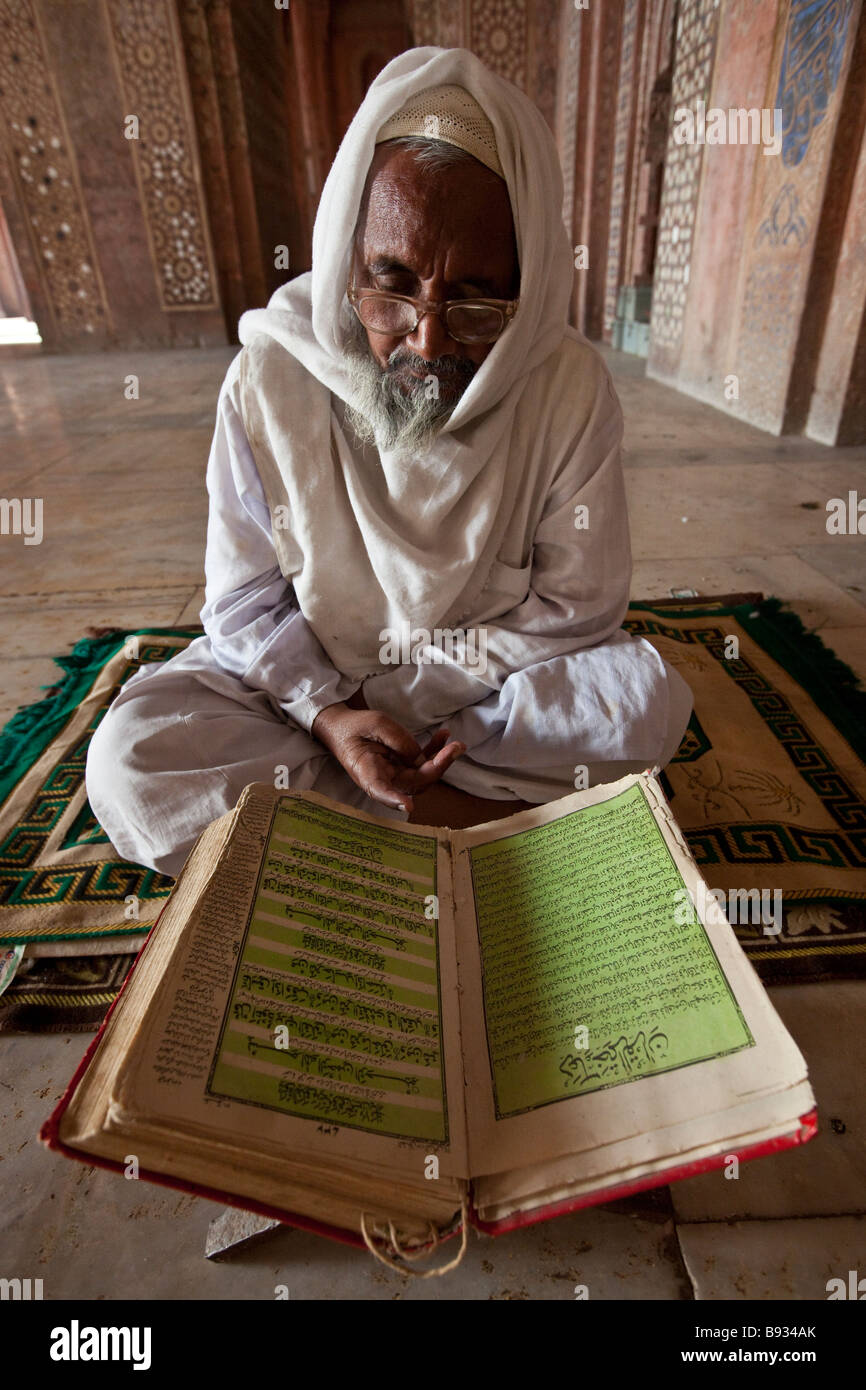L'imam de la lecture du Saint Coran dans la mosquée de vendredi à Fatehpur Sikri Inde Banque D'Images