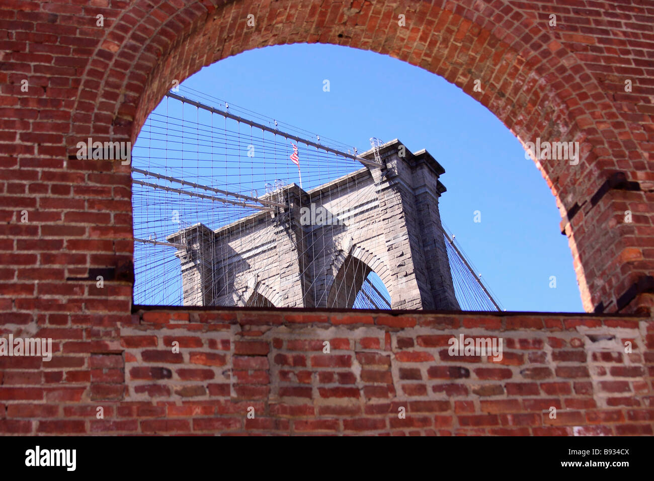 Le Pont de Brooklyn, vu à travers une fenêtre de l'ancien entrepôt de tabac à Fulton Landing State Park, New York City, USA Banque D'Images