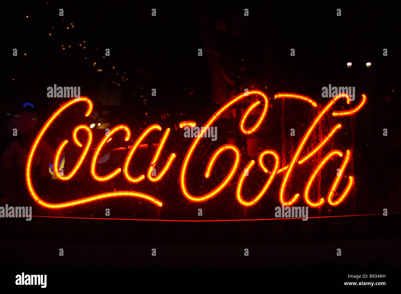 Coca Cola Neon Sign at night Photo Stock - Alamy
