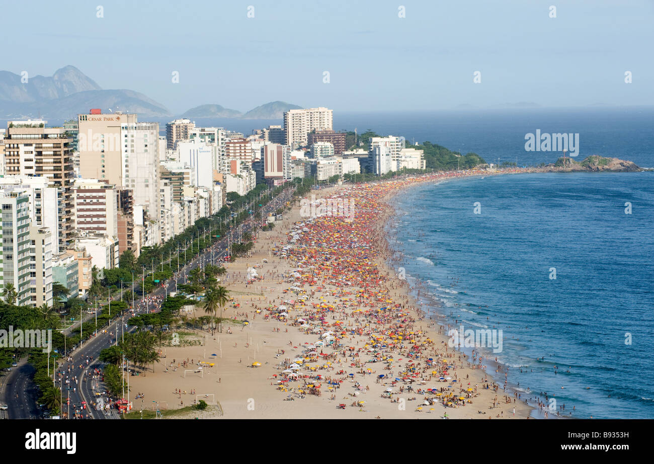 Des foules LE WEEK-END SUR LA PLAGE D'IPANEMA, RIO DE JANEIRO, Brésil Banque D'Images