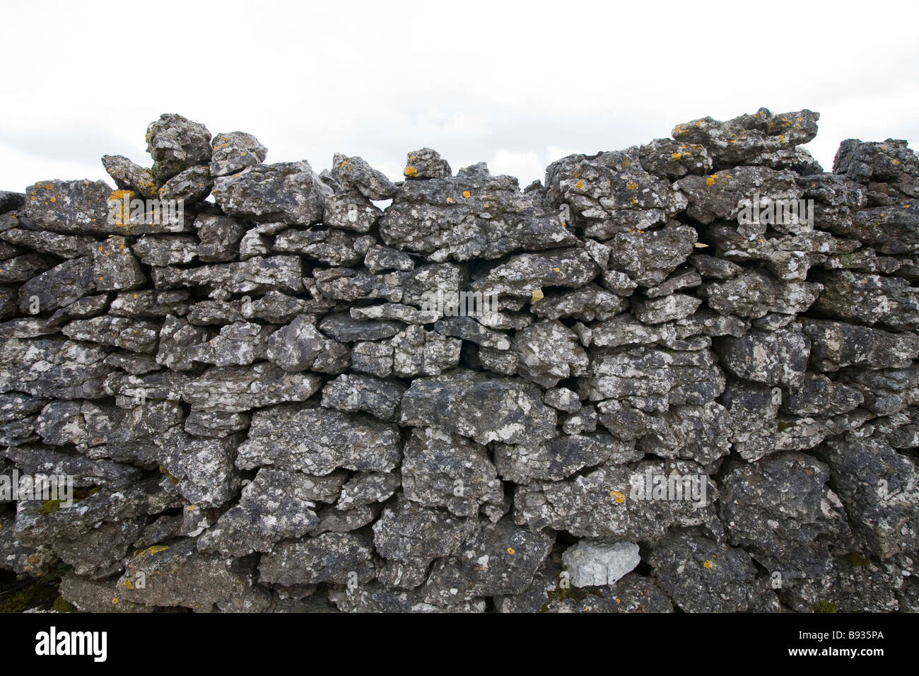 Mur en pierre sèche à base de lapiez, montrant interlocking grande pierre, Cumbria, Angleterre Banque D'Images