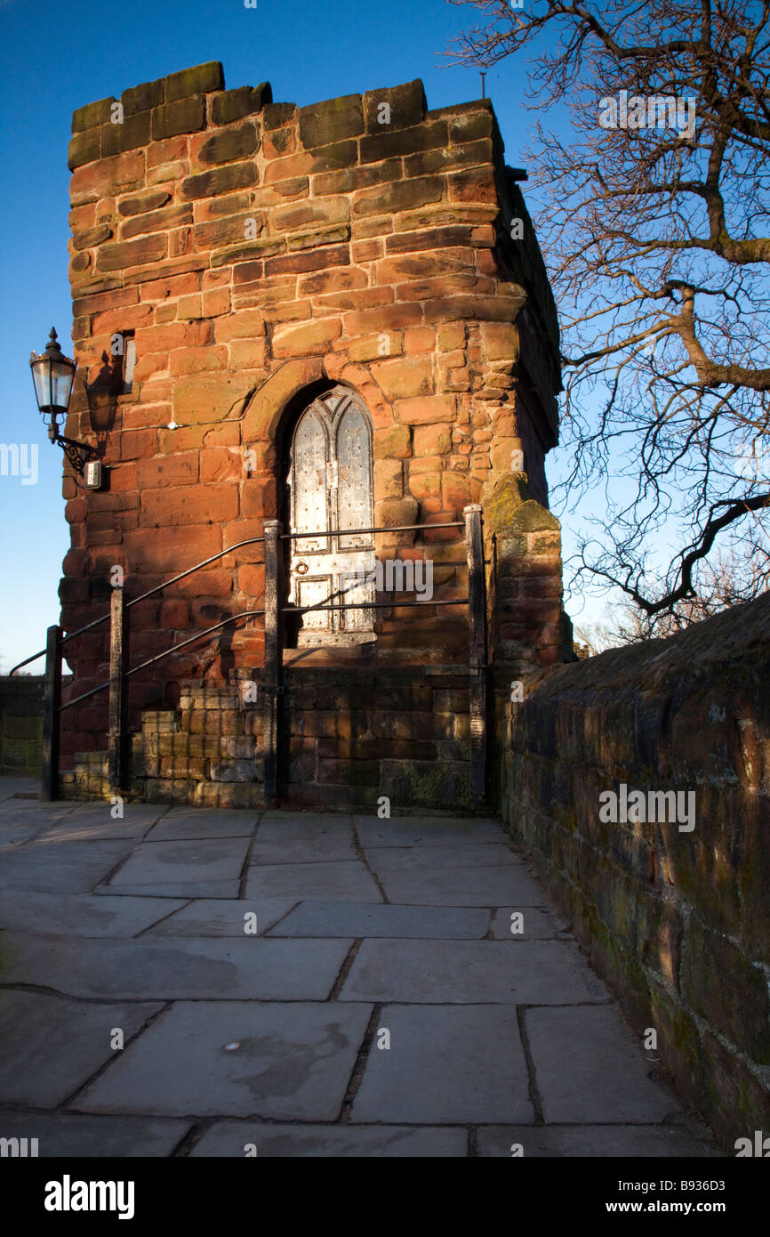 Le 14e siècle château d'eau le long de l'enceinte romaine historique de Chester en grès et est un bâtiment classé grade 1 Banque D'Images