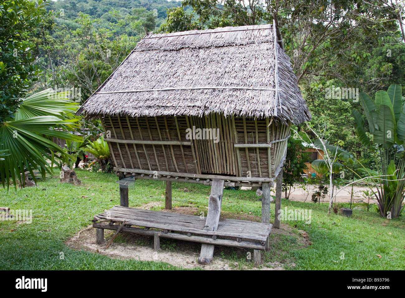 Un sulap à une longue maison Maranjak Rungus reconstruit appelé Homestay construit pour les touristes à Kampung Bavanggazo près de Kudat Sabah Banque D'Images