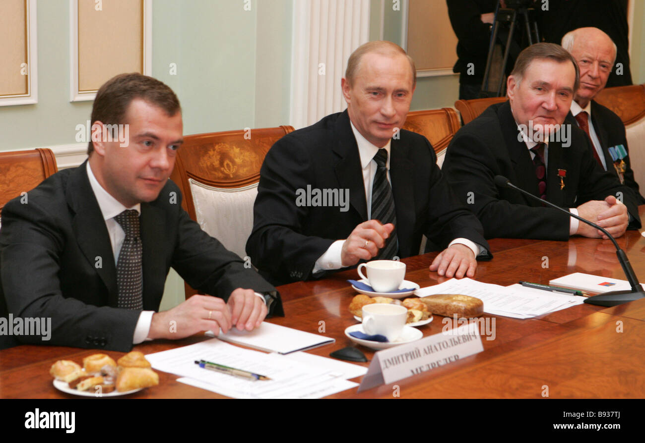 De gauche à droite Premier vice-premier ministre Dmitri Medvedev et le président Vladimir Poutine rencontre avec les travailleurs de gaz vétéran Banque D'Images