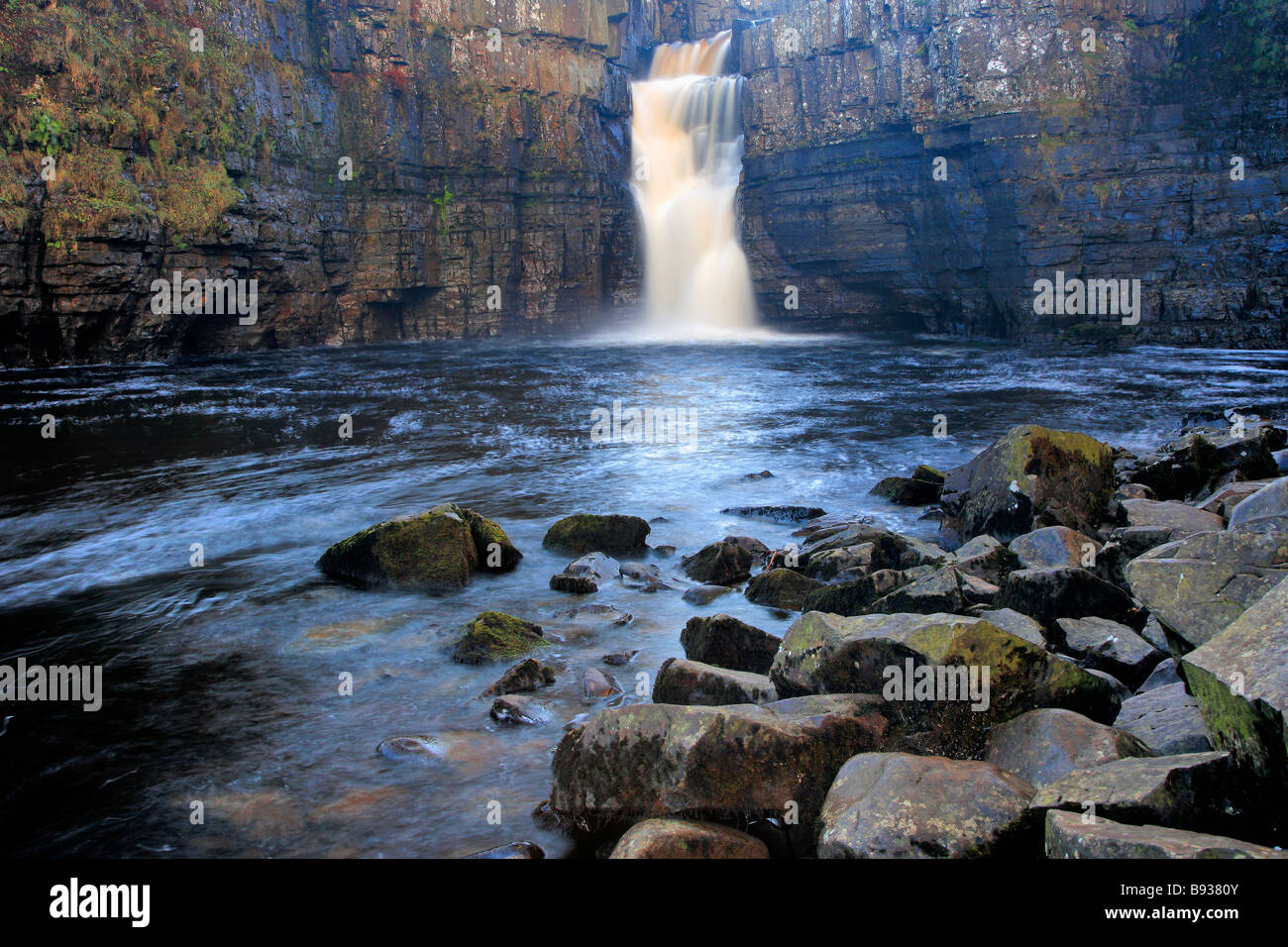 Force élevée de la rivière Cascade Teesdale supérieure Tees le comté de Durham England UK Banque D'Images