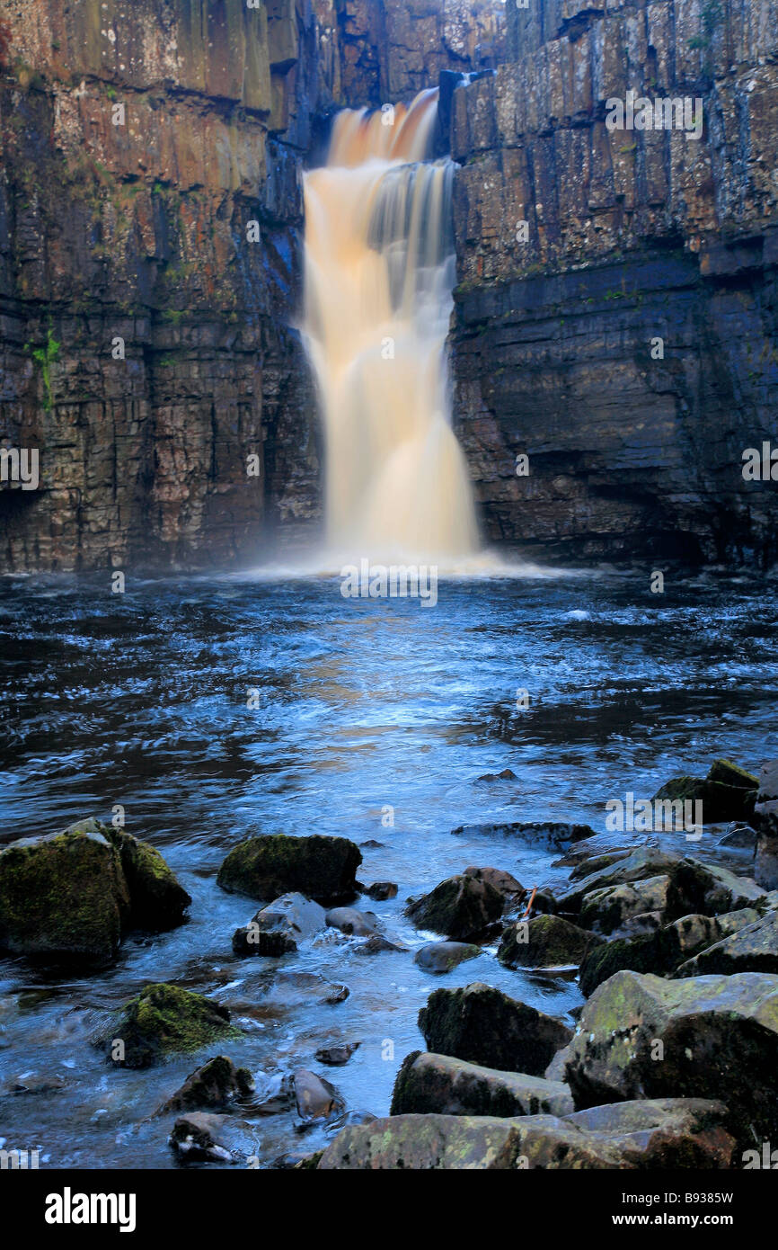 Force élevée de la rivière Cascade Teesdale supérieure Tees le comté de Durham England UK Banque D'Images