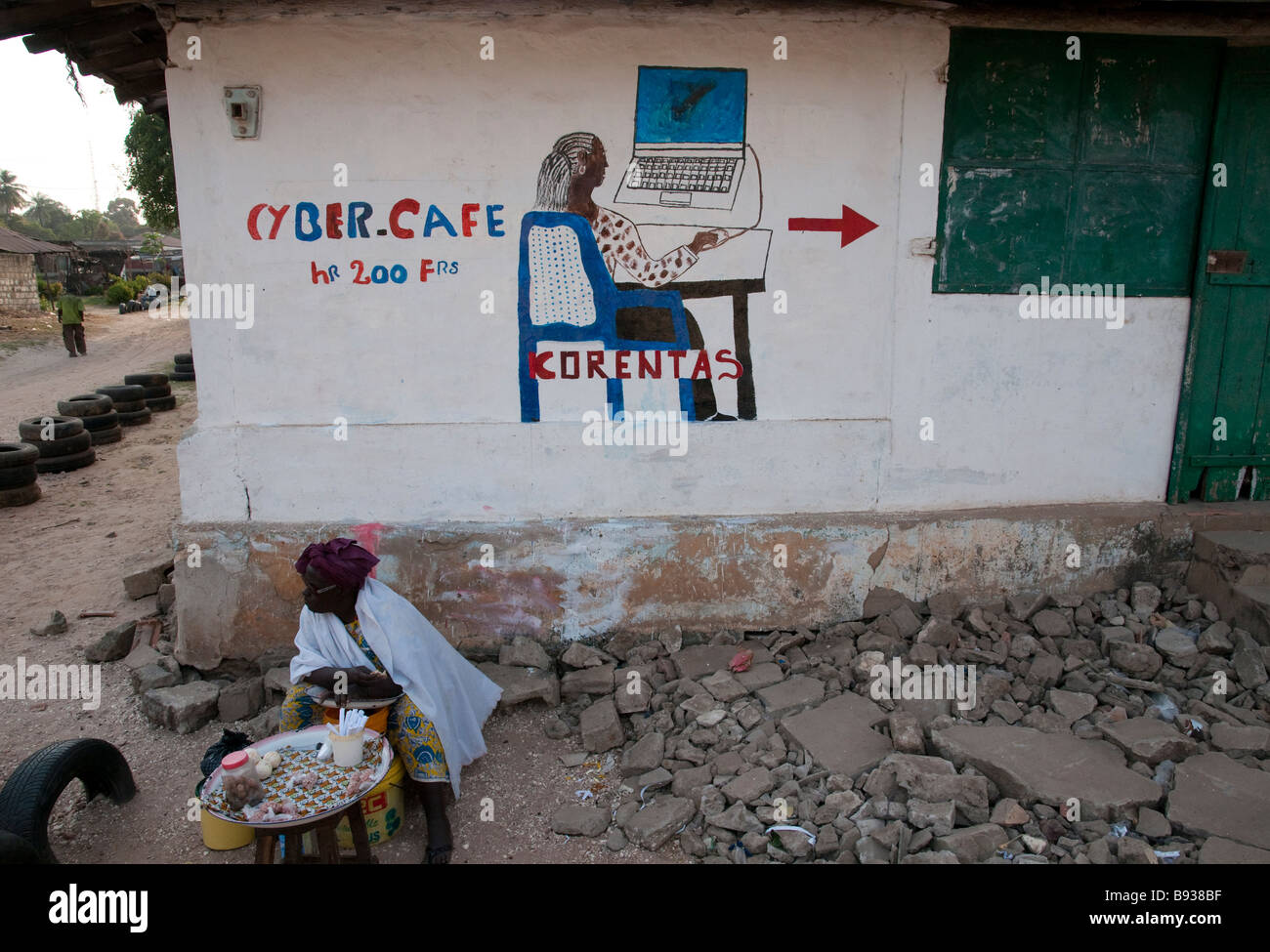 L'Afrique de l'Ouest Sénégal Casamance Ziguinchor peint mur annonce pour internet cafe Banque D'Images