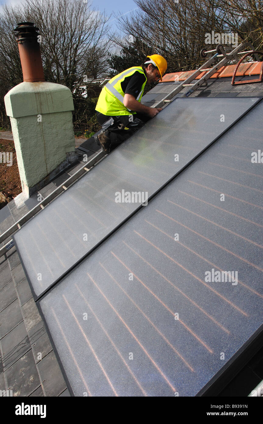 L'installation de chauffe-eau solaire sur le toit d'une maison privée dans le sud du Devon en Angleterre Banque D'Images