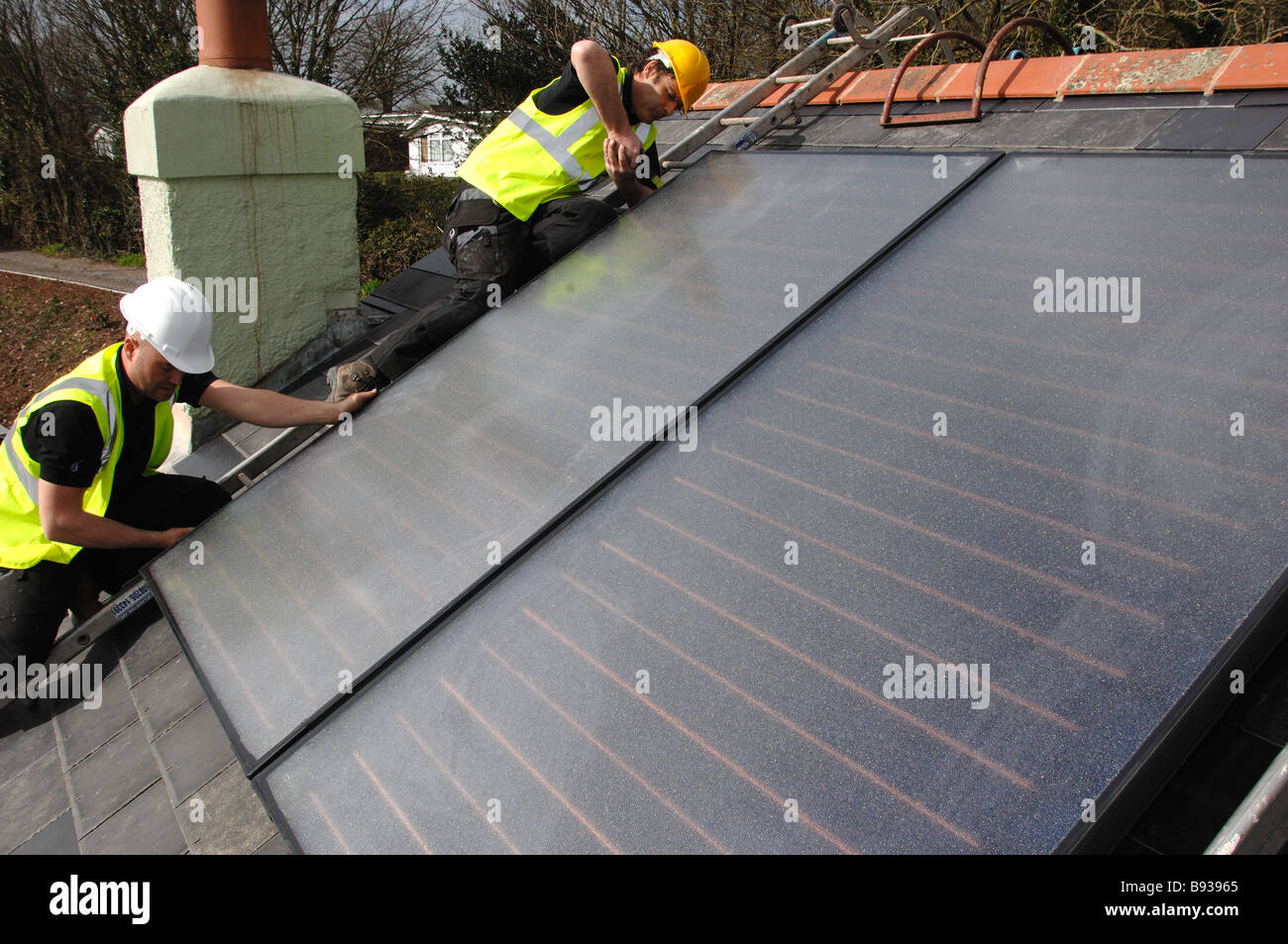 L'installation de chauffe-eau solaire sur le toit d'une maison privée dans le sud du Devon en Angleterre Banque D'Images